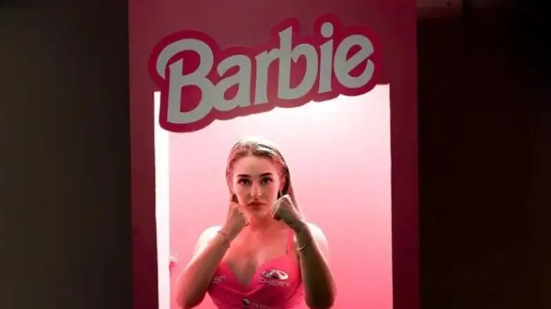 Лукас в образе Барби