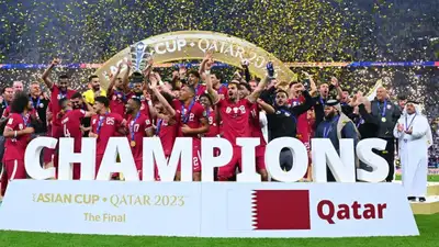 Катарские футболисты с заветным трофеем