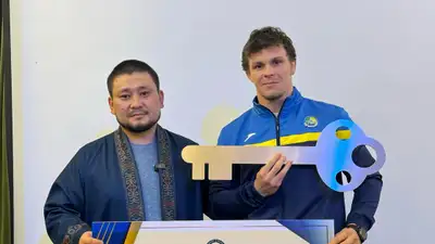 Чемпиону Казахстана по борьбу подарили квартиру