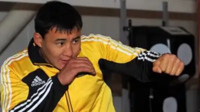 Казахстанский боксер в &quot;смешном&quot; поединке стал чемпионом мира