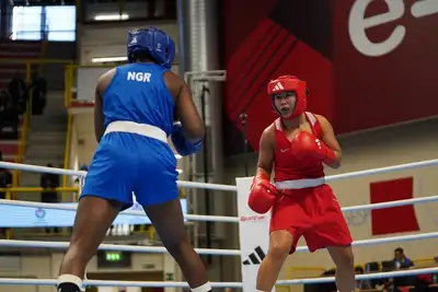 Жайна Шекербекова, ученица главного тренера женской команды, в первом же бою умудрилась проиграть нигерийке