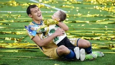 Звезда казахстанского футбола с сыном