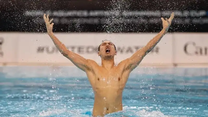 Казахстанец Эдуард Ким на проходящем в канадском Маркеме этапе Кубка мира по артистичному плаванию выиграл золото, сообщает sportarena.kz