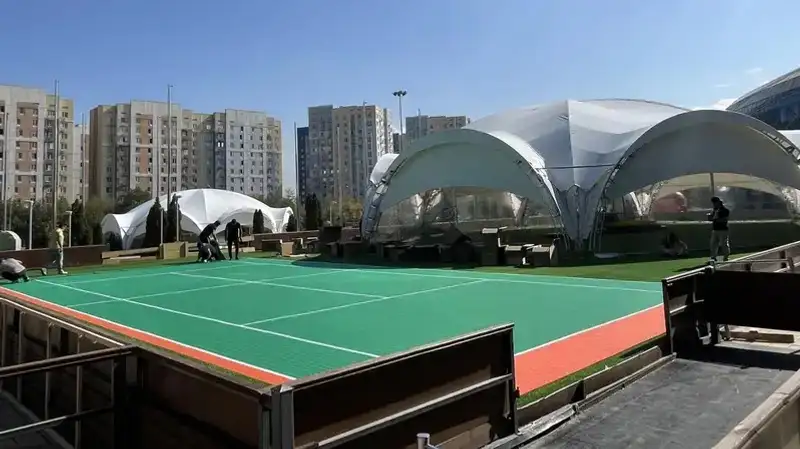 Несмотря на то, что Almaty Arena не является специализированной теннисной ареной, организаторы турнира за максимально короткий срок полностью адаптировали спортивный комплекс под теннис. Трибуны основной арены вместят 6 тыс. зрителей, вспомогательная арена примет 1 тыс. зрителей. За спорткомплексом построена временная конструкция, где размещены 3 тренировочных корта. Оргкомитет видит большие перспективы развития турнира ALMATY OPEN, в связи с чем переходит к мировой практике, где теннисные соревнования проводятся на больших мультиспортивных аренах, которые перестраиваются под нужды тенниса в короткие сроки. Так делают около 70% турниров в профессиональных турах, за исключением, турниров "Большого Шлема" и нескольких турниров серии Masters.  Под турнир АТР 250 Almaty Open было постелено три тренировочных корт общей площадью более 2 тысяч кв.м, два игровых корта общей площадью около 1700 кв.м. Корты изготовлены из особой фанеры, по запатентованной технологии. Данный вид кортов сертифицирован международными теннисными организациями ITF, ATP & WTA. Корты были привезены компанией Rebound Sport kft из Венгрии. Её деятельность полностью связана с теннисными покрытиями для международных турниров по всей Европе. Корт представляет собой портативные панели, собираемые на месте. Вес одного корта в упакованном виде около 15 тонн и занимает целую фуру. К примеру, центральный корт состоит из 361 панели.