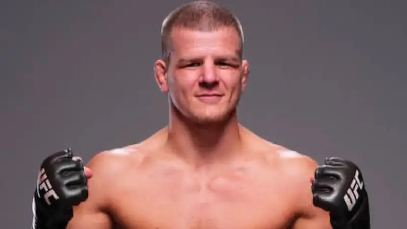 Американский боец UFC обвинил Ислама Махачева в жульничестве