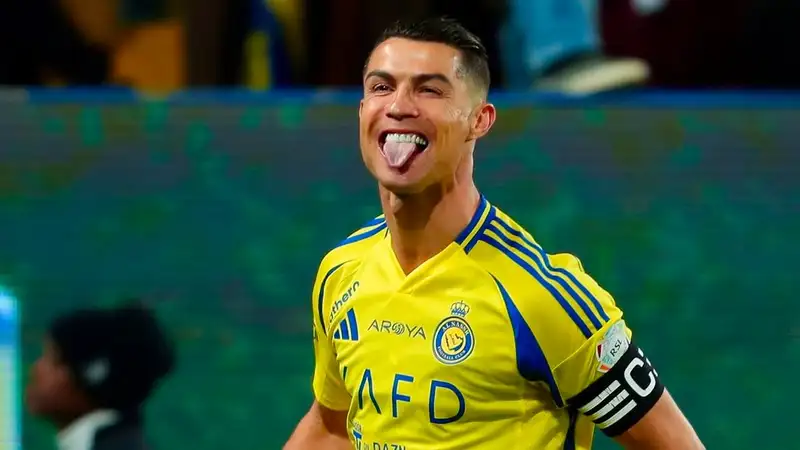 Криштиану Роналду исполнилось 40 лет. Он выиграл 5 "Золотых мячей" и забил 923 гола