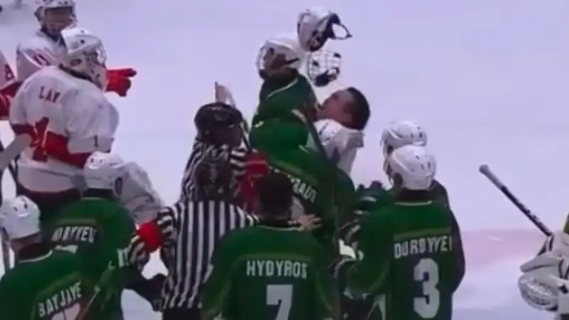 Туркменский хоккеист на Азиатских играх нокаутировал соперника из Гонконга, нанеся удар исподтишка (видео)