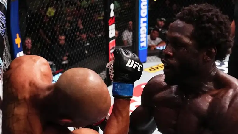 Нокаутом завершился главный бой турнира UFC Fight Night 251