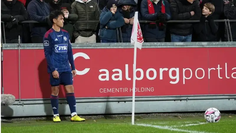 Казахстанец вновь остался на скамейке запасных в матче европейского чемпионата