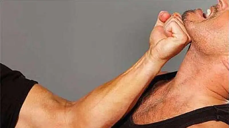 Избил двух футболистов