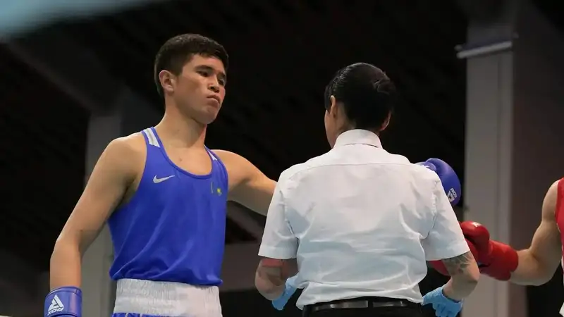 "Судьи вытащили": культового молодого бойца из Казахстана разоблачили после триумфа на "малом чемпионате мира"