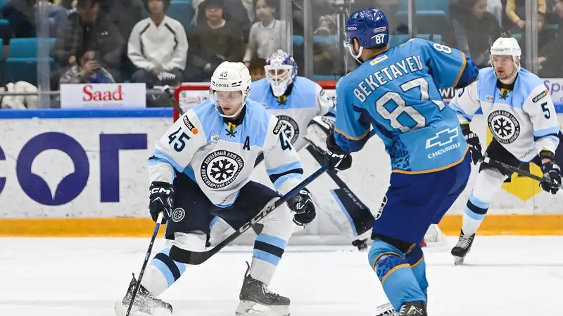 Защитник сборной Казахстана достиг отметки 50 очков в КХЛ