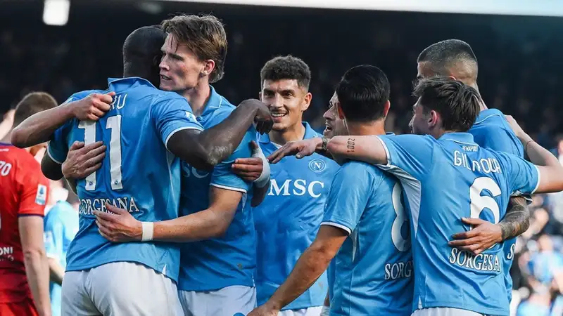 "Наполи" сократил отставание от лидирующего "Интера" в Серии А