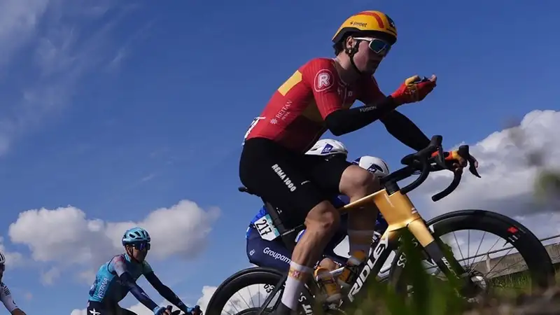 Гонщики "Астаны" показали время победителя, но продолжают отставать в генеральной классификации многодневки