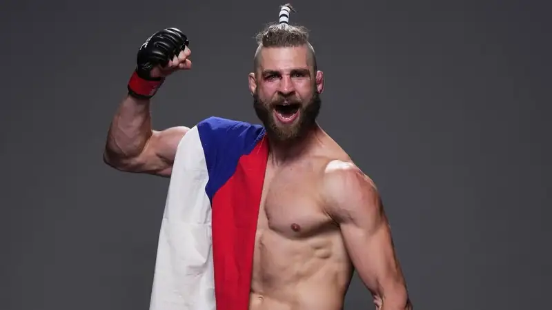 "Его никто не уважает": экс-чемпион UFC жёстко высказался в адрес Анкалаева