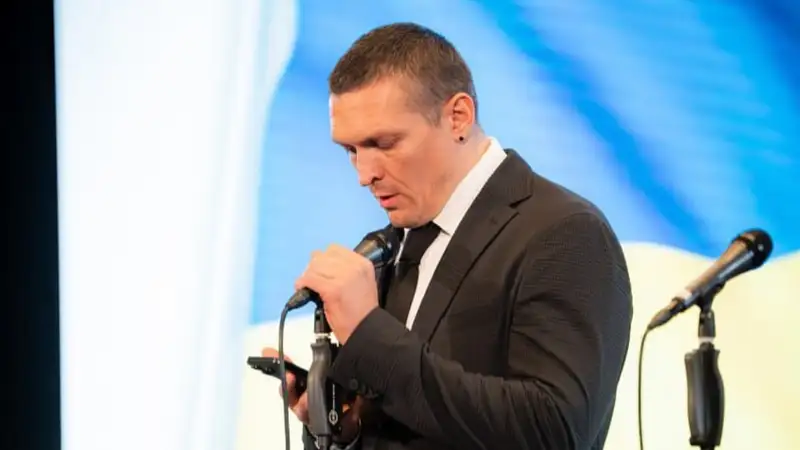 "Туда идут те, кого пинали в детстве": Усик негативно высказался о политической карьере