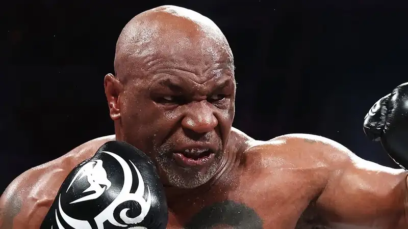 "Я бы тоже боялся с ним драться": Майк Тайсон назвал самого опасного боксёра прямо сейчас