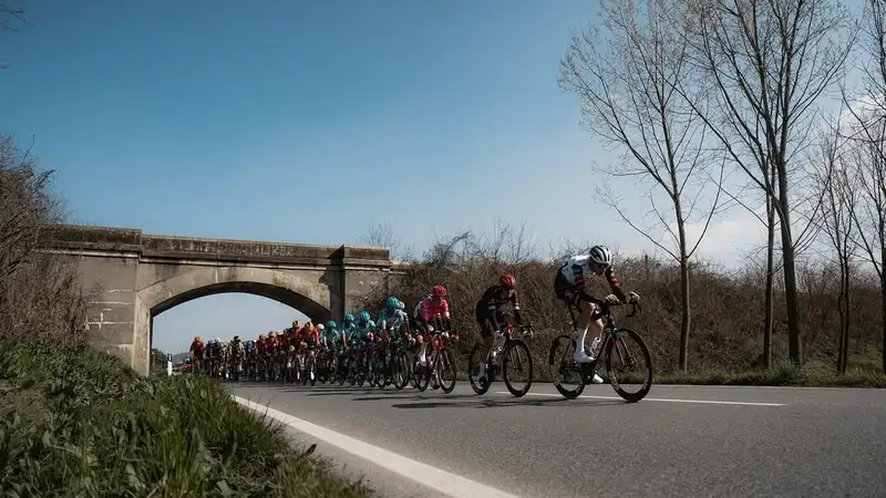 Велокоманда "Астана" иностранным составом провалилась на легендарной однодневке в Италии