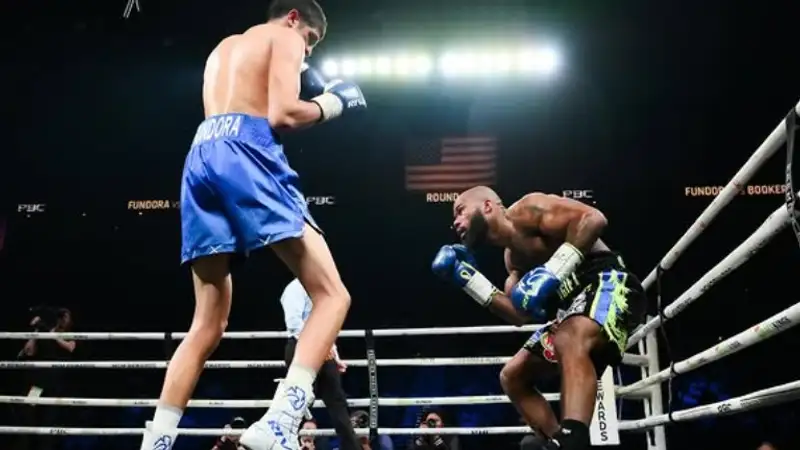 Фундора защитил титулы