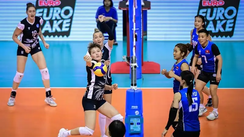 Казашек в Азии "вынуждали" есть свинину: казахстанскому волейболу предложили перейти в Европу