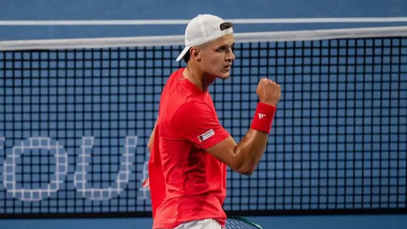 Джокович сенсационно уступил в финале "Мастерса" 19-летнему Меншику