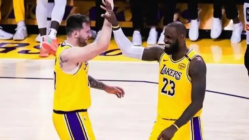 Лука Дончич и Леброн Джеймс 