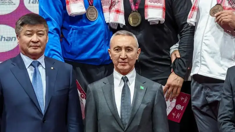 Даулет Турлыханов (слева) во время церемонии награждения призёров чемпионата Азии по борьбе-2025