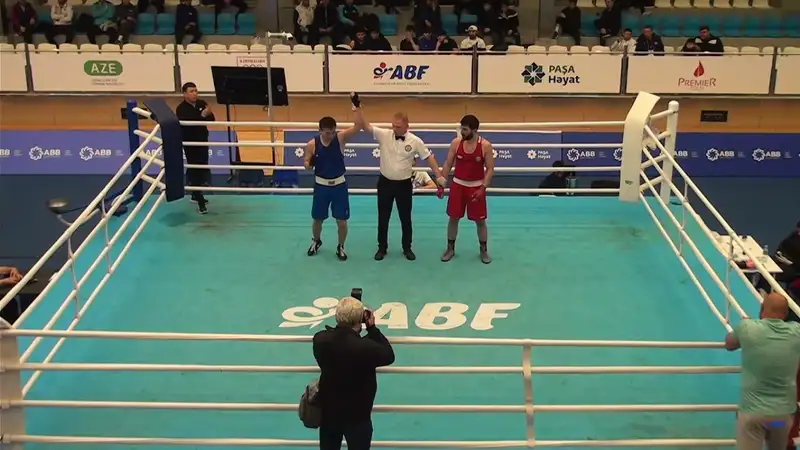 Казахстанский боксёр в упорной борьбе победил азербайджанца на топ-турнире в Баку