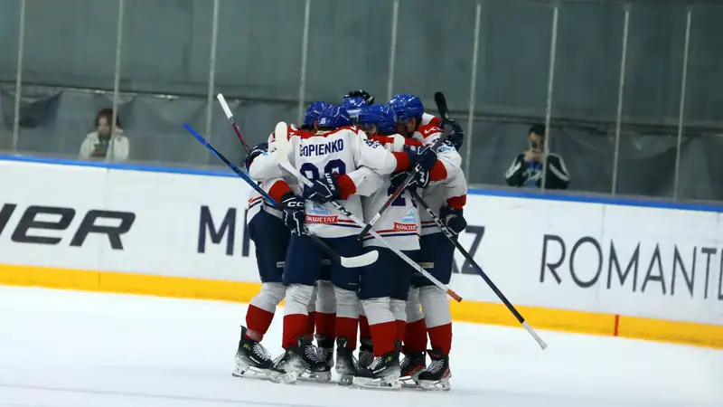 Действующий чемпион Казахстана по хоккею  находится в шаге от защиты титула