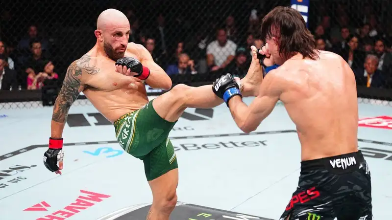 Волкановски забрал пояс UFC