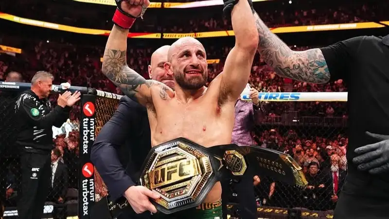 "Чемпион вернулся": Роналду поздравил Волкановски с титулом UFC