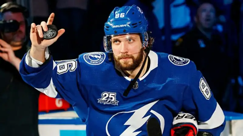 Кучеров выиграл гонку бомбардиров НХЛ