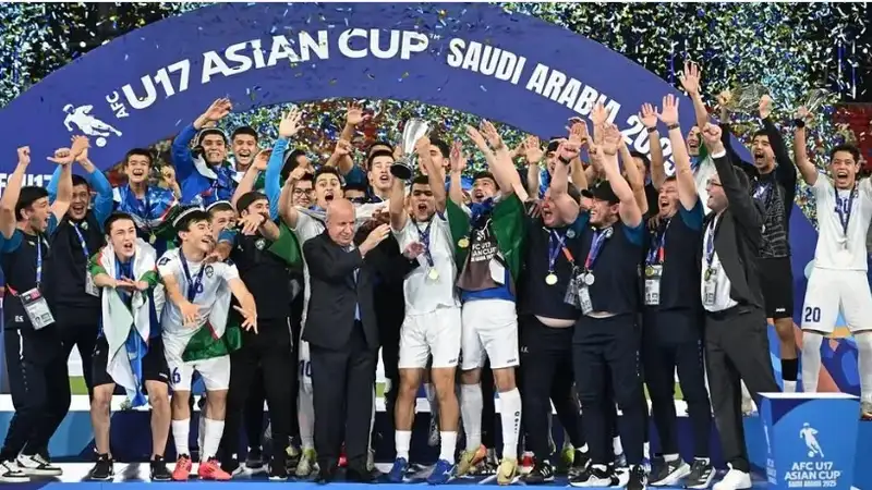 Мирзиеев поздравил футболистов