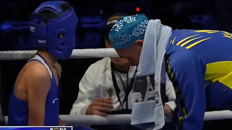 Казахстанец "разбомбил" и отправил в нокдаун хозяина ринга в битве за медаль уникального чемпионата Азии