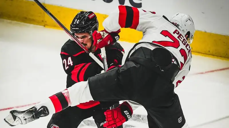 "Каролина" обыграла "Нью-Джерси" во втором матче серии плей-офф НХЛ