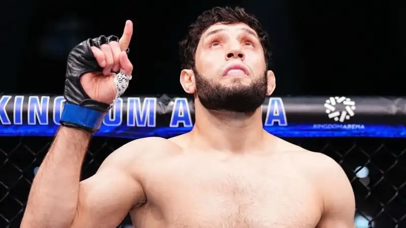 Россиянин одержал досрочную победу в первом раунде на турнире UFC on ESPN 66