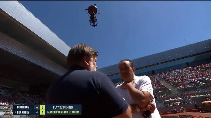 Камера зависла над кортом