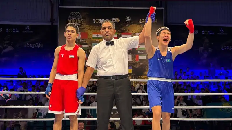 Казахстанец побил узбекского боксёра в битве за "золото" уникального чемпионата Азии