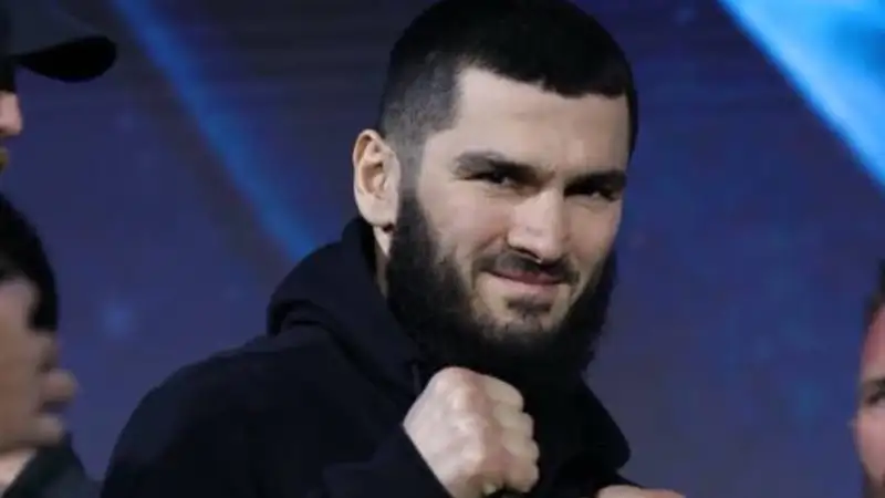Артур Бетербиев ответил, интересен ли ему бой с Джейком Полом