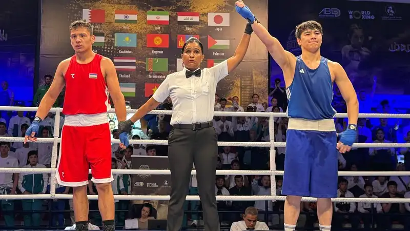 Казахстанский боксёр сокрушил узбекского бойца в поединке за "золото" чемпионата Азии