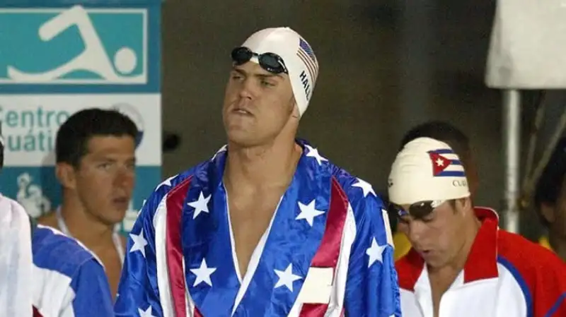 Холлу сделали новые медали