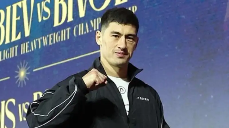 "Многие испытывают страх перед ним": Бивол объяснил, как ему удалось победить Альвареса