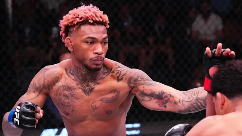 Быстрым нокаутом завершился главный бой вечера на турнире UFC Fight Night 256