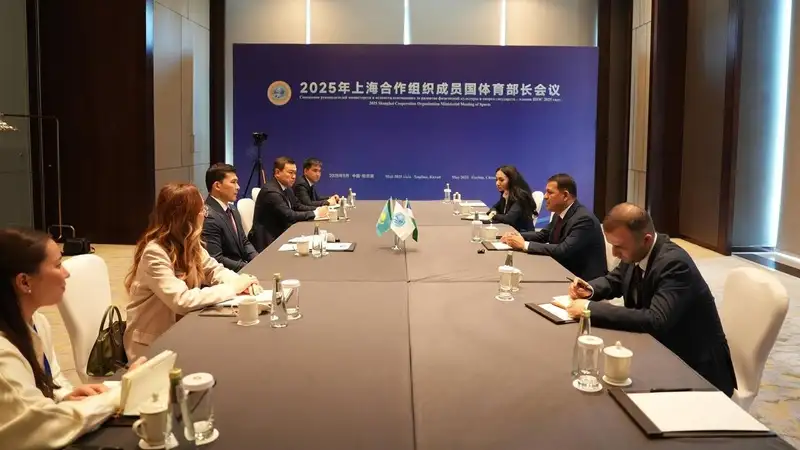 Министр поздравил Узбекистан 