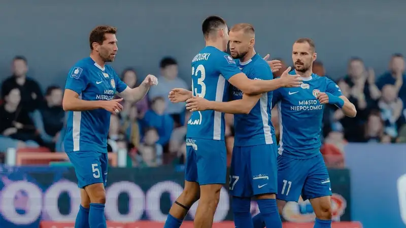 Команда казахстанского футболиста завершила чемпионат Польши на последнем месте