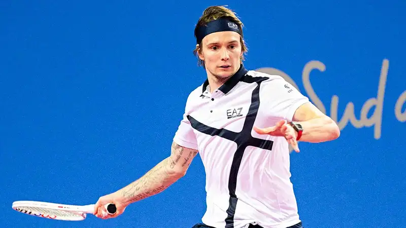 Лучший теннисист Казахстана продолжает своё успешное выступление на легендарном турнире