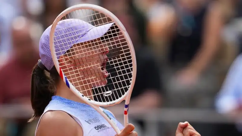 Рыбакина считает, что у Швёнтек есть все шансы успешно защитить титул "Ролан Гаррос"