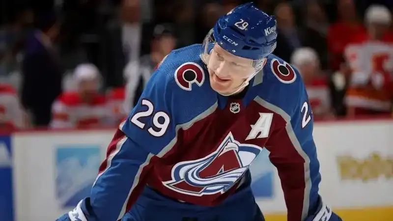 Натан Маккиннон 