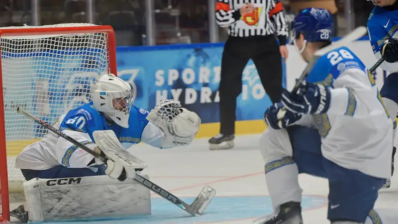 "Добирались тремя рейсами, одному визу не дали": хоккеист сборной рассказал о причинах провала на ЧМ по хоккею