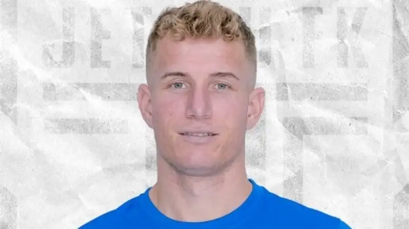 Немецкий легионер сидит на скамейке